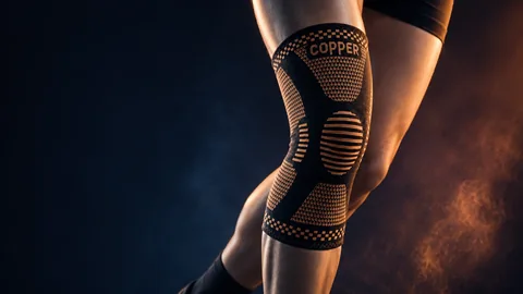 Joelheira Flextech vestida, com o joelho flexionado